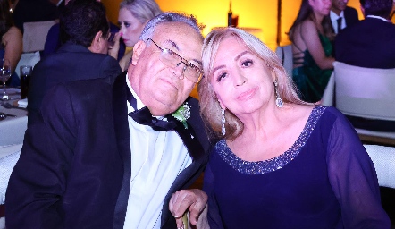  Gustavo Martín del Campo y Silvia Lara, papás del novio.
