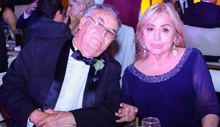 Gustavo Martín del Campo y Silvia Lara, papás del novio.