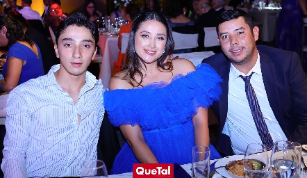  Fabricio Delgadillo, Daniela Delgadillo y Edmundo Briones.