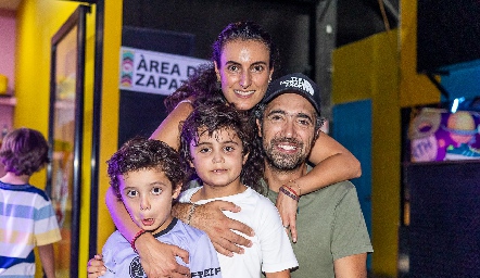  Fernanda Saiz y Wilfrido Martínez con sus hijos Franco y José María.