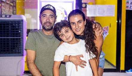  Wilfrido Martínez y Fernanda Saiz con su hijo José María.