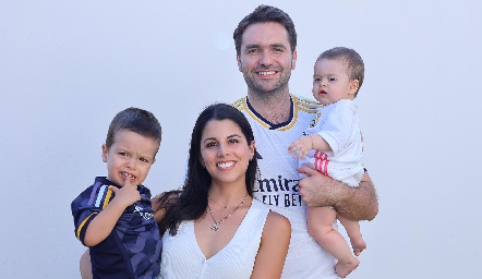  Ricardo Espinosa y Lucía Gonzalez con sus hijos Andrés y Marcelo.