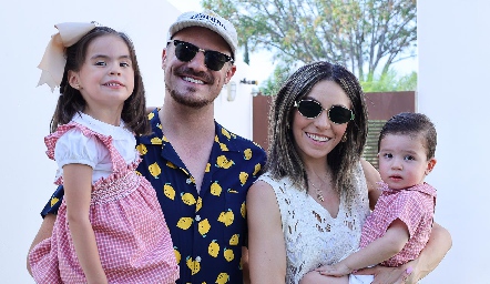  Patricio Valle y Adri de la Maza junto a sus hijos Martina y Nicolás.