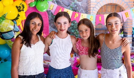  Ana Sofi, Paulina, Andrea, María.
