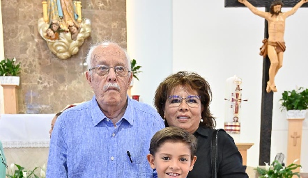  Marcelo con sus abuelos, Felipe Vázquez y Ma. del Carmen Martínez.