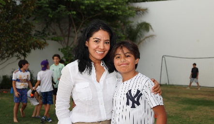  Manolo y su mamá Jessica Torres.
