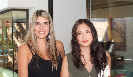  Mariana Berrones y Mare Cordero.