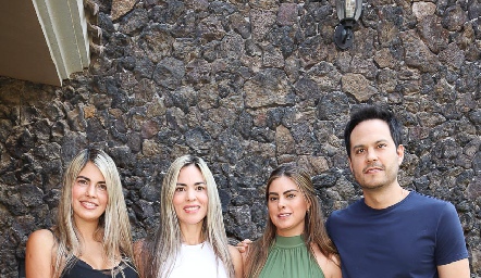  Mariana Berrones, Elizabeth Berrones, Bárbara Berrones y Roberto Berrones.