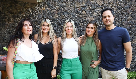  Elizabeth Rodríguez, Mariana Berrones, Elizabeth Berrones, Bárbara Berrones y Roberto Berrones.