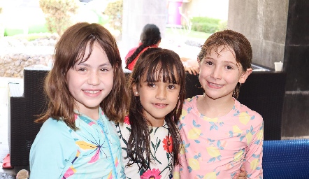  Gigi, Renata Cordero y Nicole Berrones.