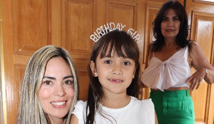  Elizabeth Berrones y Renata Cordero.