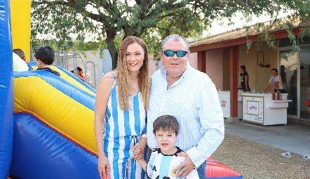  Agustín Félix y Luz Adriana Arellano con su hijo Marcelo .