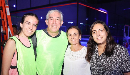  Marijó y Enrique Berrueta, Carmen Zapata y María Berrueta.