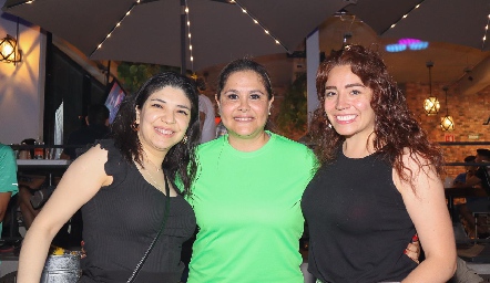  Rocío Silva, Sujey Martínez y Estefani Rodríguez.