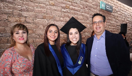  Sandra Mares, Leilani, Paola Mares y Arnoldo González.