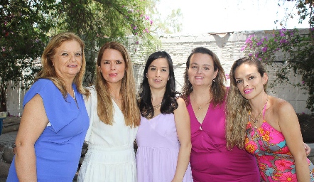  Ana Zermeño con sus hijas Ana, Maru, Marce y Vero Alvarado.