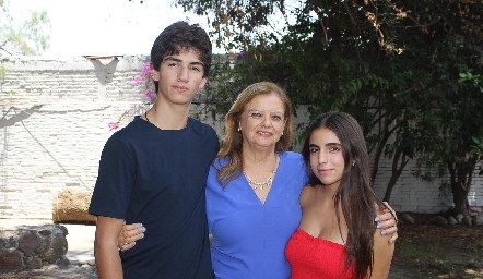  Andrés Santillán,  Ana Zermeño y Vale González.