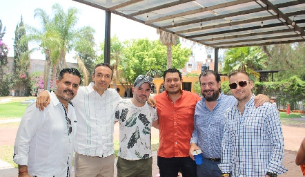  Paco del Camino con sus amigos.