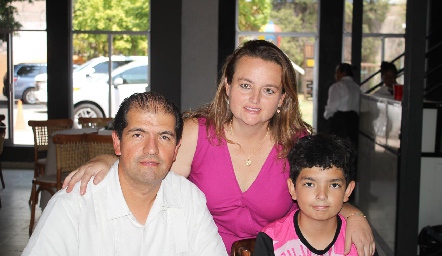  Marcelo Santillán, Marcela Alvarado y Luis Fer Santillán.