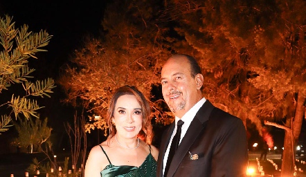  Lorena Herrera y Carlos Sánchez, papás del novio.