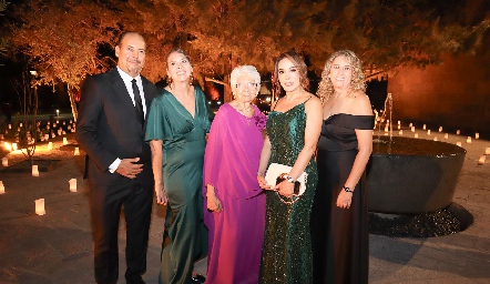  Carlos Sánchez, Martha Sánchez, Alicia Pérez, Lorena y Verónica Sánchez.