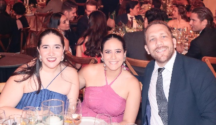  Nuria Nava, Montse Nava y Rodrigo Martínez.