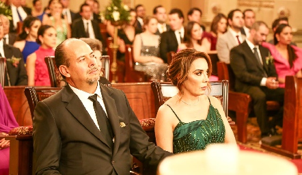  Carlos Sánchez y Lorena Herrera, papás del novio.