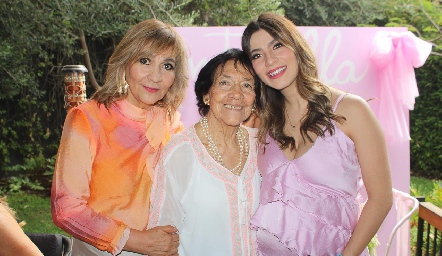  3 Generaciones, Cristina Córdova, Bertha Córdova y Sofía Muñiz.