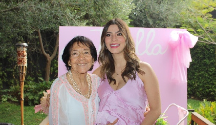  Bertha Córdova con su nieta Sofía Muñiz.