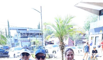  Cecilia Padrón, Carlos Alvarado, Lucía Padrón y Eugenia Castañón.