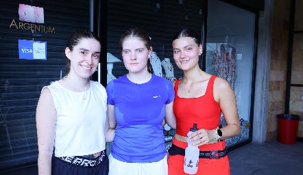  Montse, Emilia y María Paula Humara.