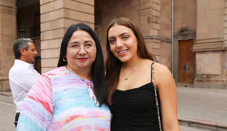  Liliana Espadas y Emelin Feres.