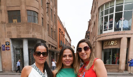  Sindhy Gutiérrez, Ivonne Méndez y Maripepa Muriel.