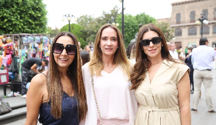  Flor Hernández, Jimena Ibarra y Karina Hernández.