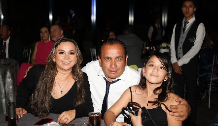  Carlos Moreno, Minerva Vega y Regi Moreno.