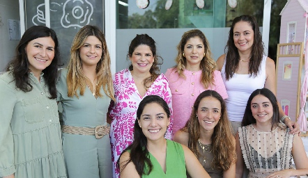  María José con sus amigas.