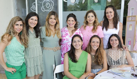  María José con sus primas y sus amigas.