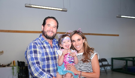  Pablo Guerra y Daniela Llano con su hija Sofía.