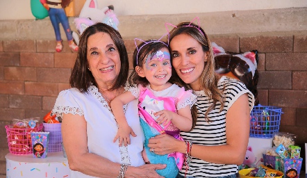  3 generaciones, Maru Torres, Sofía Guerra y Daniela Llano.