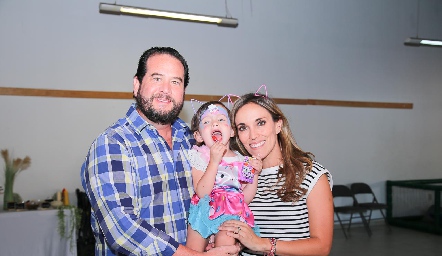  Pablo Guerra y Daniela Llano con su hija Sofía.