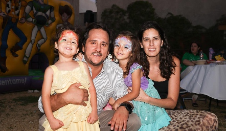  Arturo Enríquez y Ximena Güemes con sus hijas Macarena y Camila.