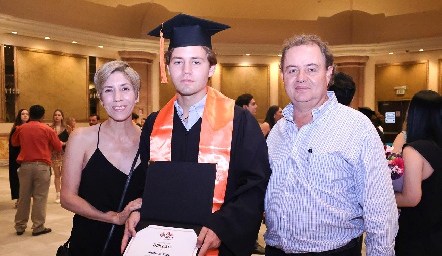  Nicolás Cué con sus papás.
