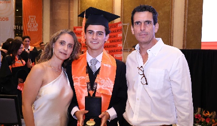  Viviana Navarro y Javier Fernández con su hijo Javier.