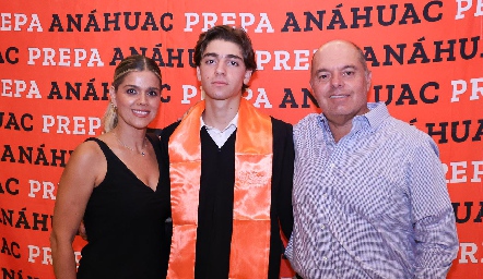  Yezmín Sarquis y César Morales con su hijo Santiago.