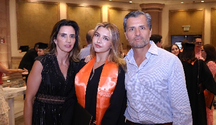  Marisol de la Maza y Carlos de los Santos con su hija Marisol.