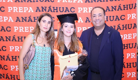  Lourdes Orozco y Evaristo Lafuente con su hija Bárbara.