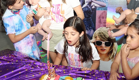  Xaviera soplando la vela.