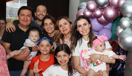 Mauro Rodríguez, Fernanda Pérez, Moni Castillo, Xaviera Rodríguez, Alejandro Pérez y Elvia Cerda.