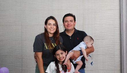  Moni Castillo, Alejandro Pérez y Lorenzo Rodríguez con Xaviera .