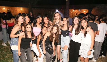  Alejandra Hernández con sus amigas.